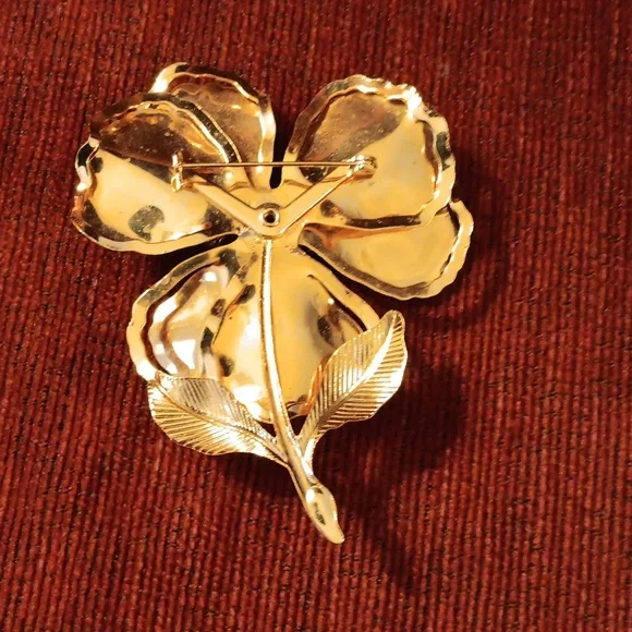 Gold Flower Brooch Pin - Women Jewelry - Picture 2 of 3
